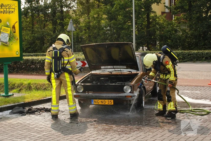 Golf cabrio vat vlam bij benzinepomp