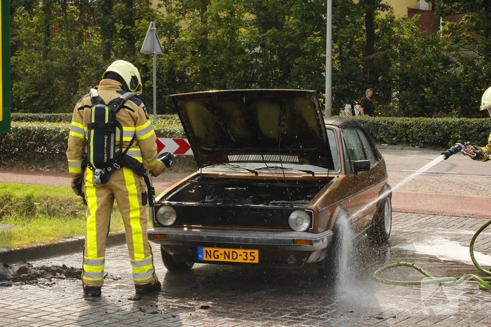 Golf cabrio vat vlam bij benzinepomp