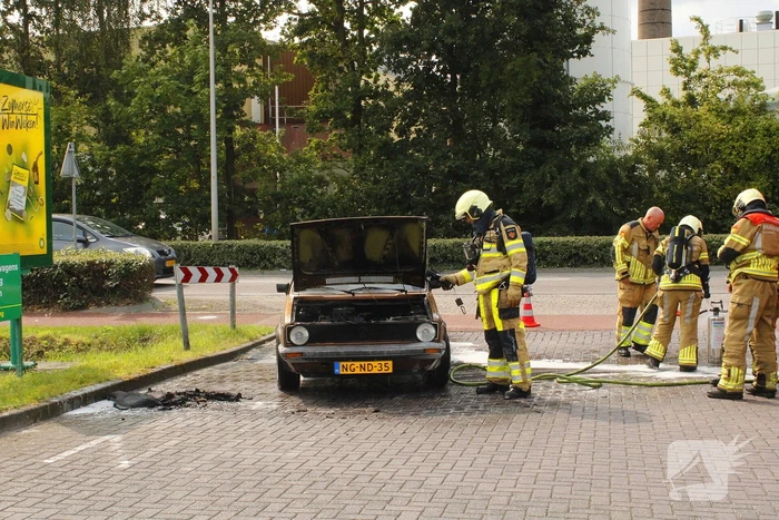 Golf cabrio vat vlam bij benzinepomp