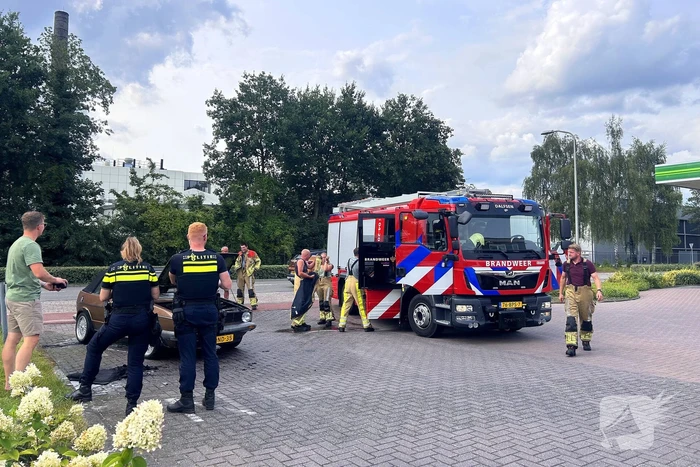 Golf cabrio vat vlam bij benzinepomp