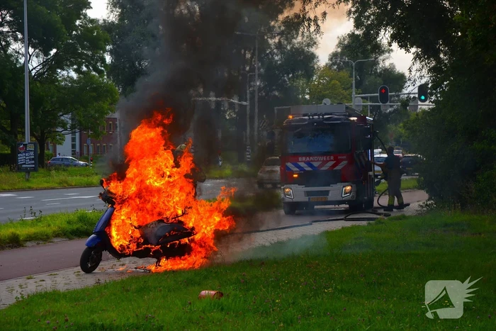 Brandweer blust brandende scooter