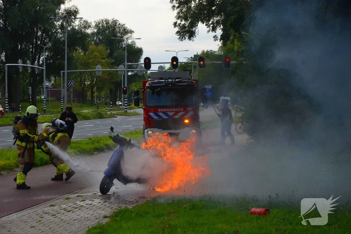 Brandweer blust brandende scooter