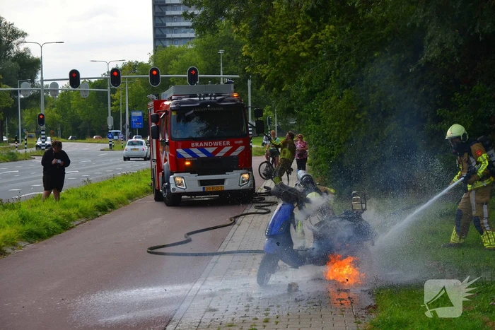 Brandweer blust brandende scooter