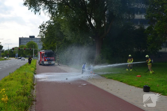 Brandweer blust brandende scooter