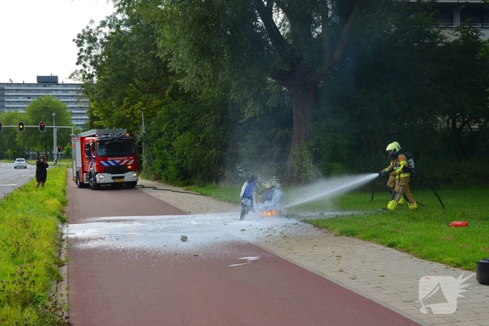 Brandweer blust brandende scooter
