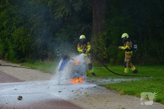 Brandweer blust brandende scooter