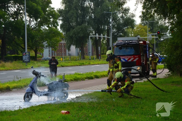 Brandweer blust brandende scooter