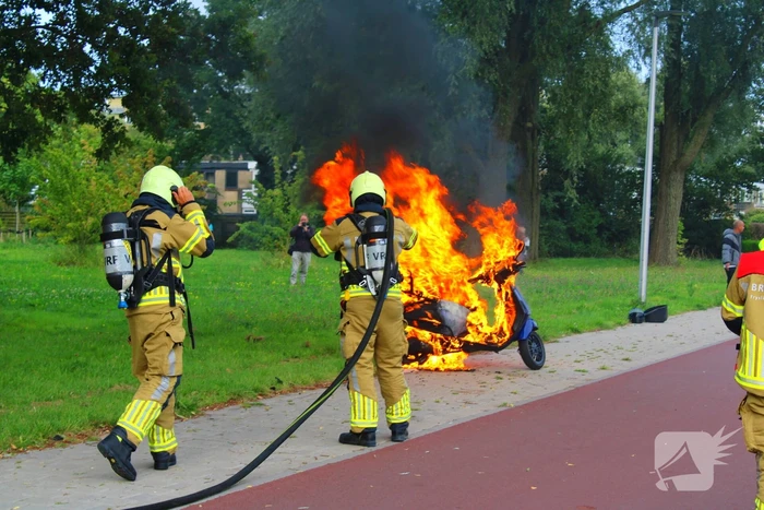 Brandweer blust brandende scooter