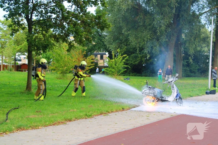 Brandweer blust brandende scooter