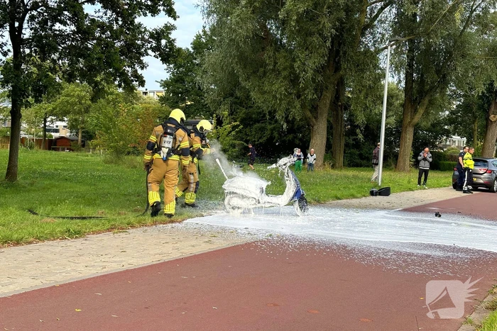 Brandweer blust brandende scooter