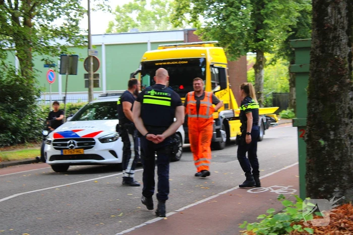 Auto rijdt bussluis in tweede auto klapt achterop