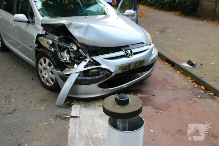 Auto rijdt bussluis in tweede auto klapt achterop