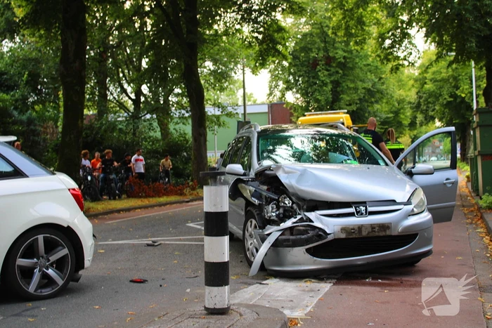 Auto rijdt bussluis in tweede auto klapt achterop
