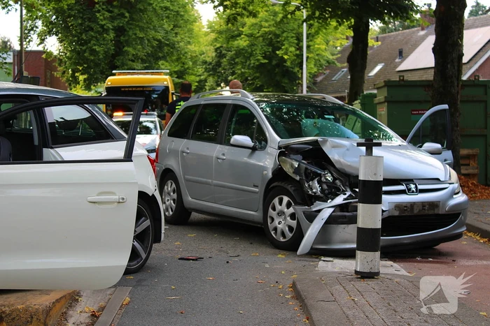 Auto rijdt bussluis in tweede auto klapt achterop