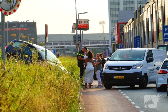 Bestuurder raakt onwel en schiet van de weg