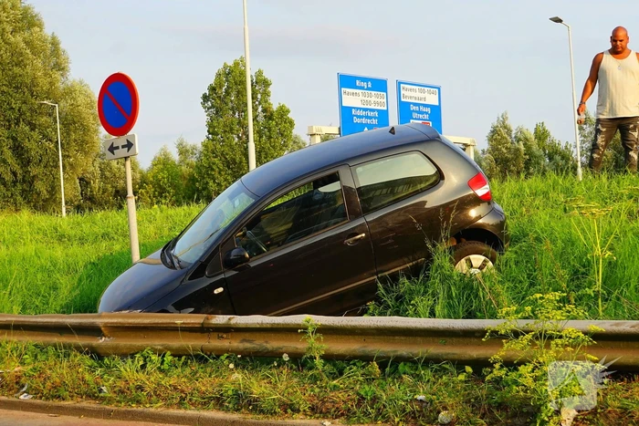 Bestuurder raakt onwel en schiet van de weg
