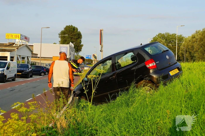 Bestuurder raakt onwel en schiet van de weg