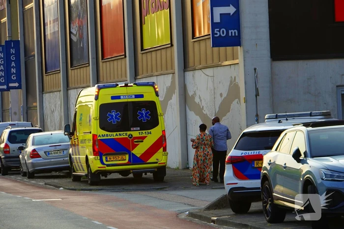 Bestuurder raakt onwel en schiet van de weg