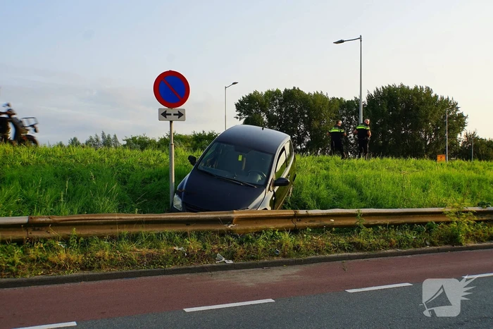 Bestuurder raakt onwel en schiet van de weg