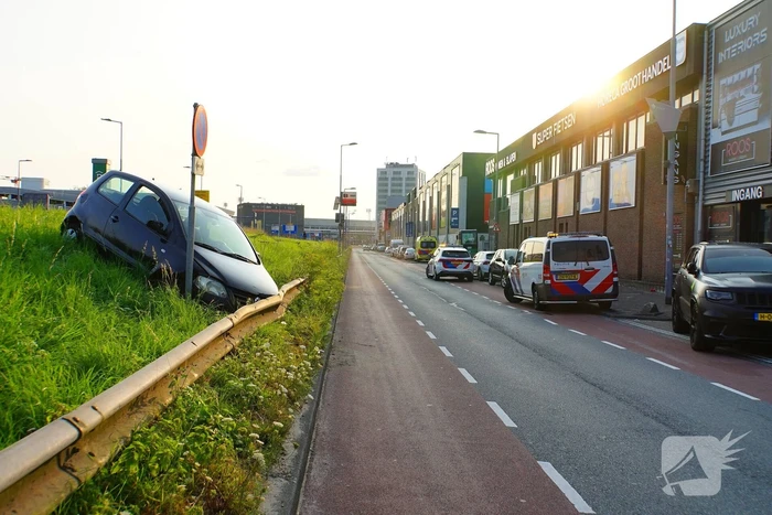 Bestuurder raakt onwel en schiet van de weg