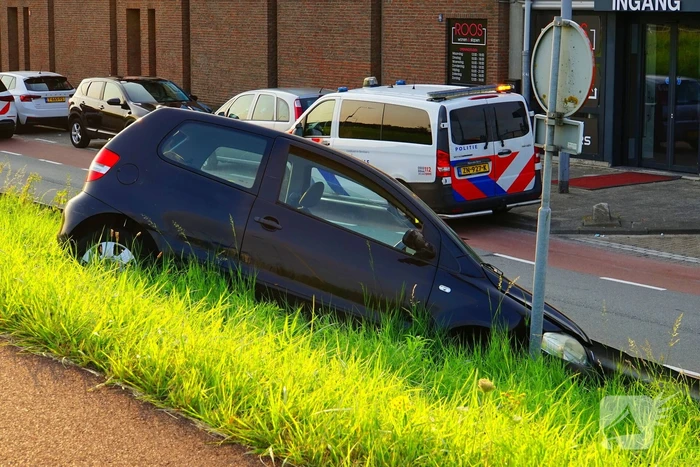 Bestuurder raakt onwel en schiet van de weg
