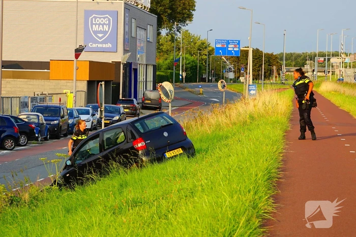 Bestuurder raakt onwel en schiet van de weg