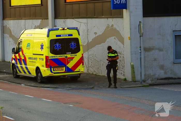 Bestuurder raakt onwel en schiet van de weg