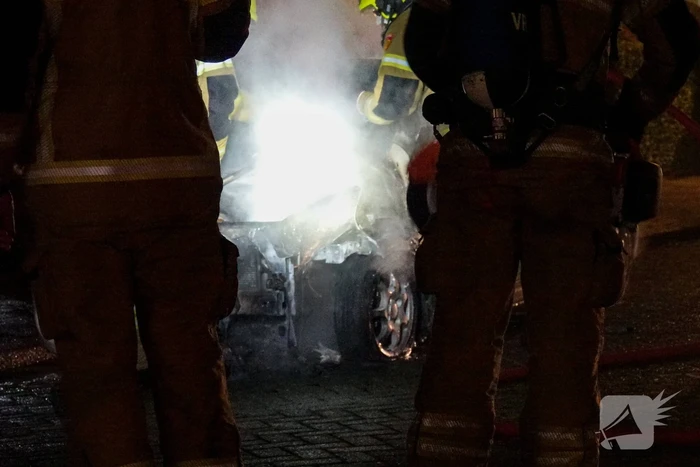 Auto zwaar beschadigd door brand