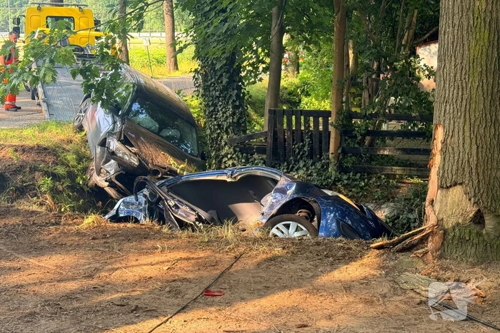 Voertuigen belanden in sloot na aanrijding