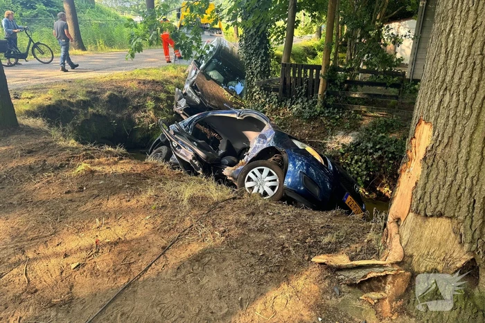 Voertuigen belanden in sloot na aanrijding