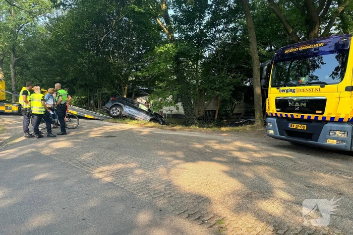 Voertuigen belanden in sloot na aanrijding