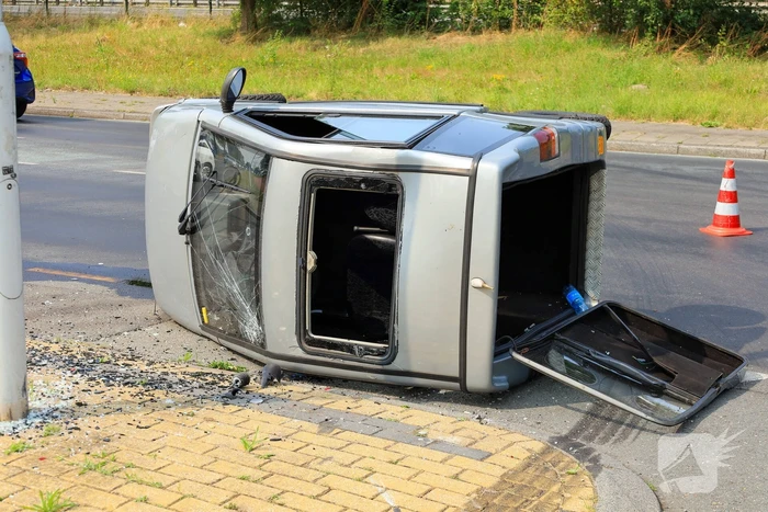 Canta belandt op de kant na aanrijding