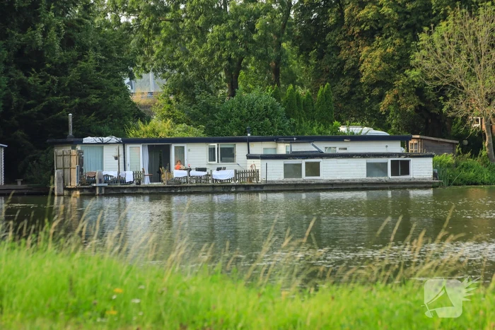 Woonhuis en woonboot gekraakt