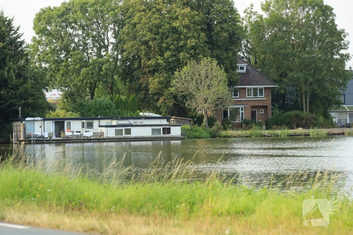 Woonhuis en woonboot gekraakt