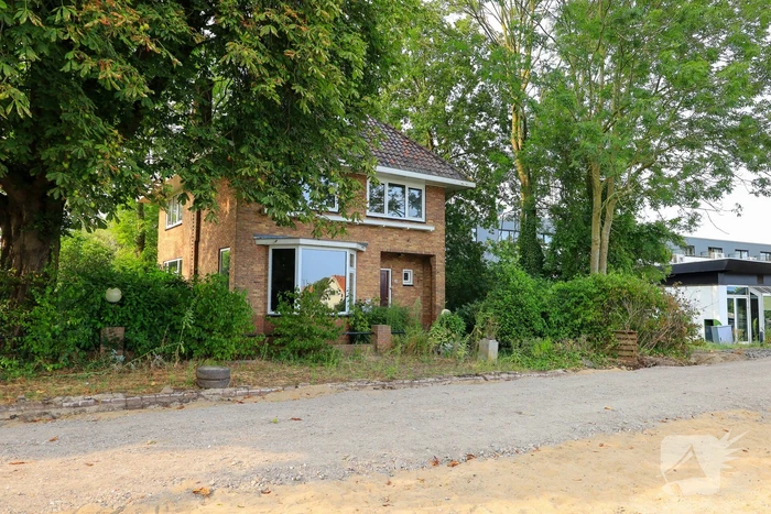 Woonhuis en woonboot gekraakt