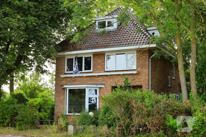 Woonhuis en woonboot gekraakt
