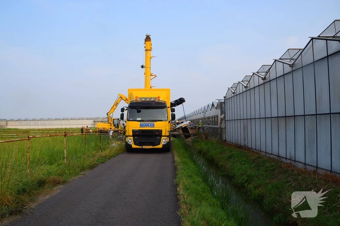 Berging gekantelde vuilniswagen in volle gang