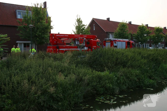 Brandweer assisteert politie en vist zak uit het water