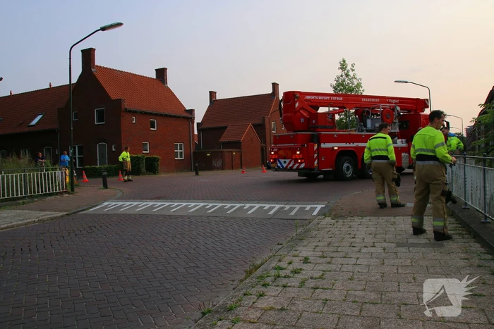 Brandweer assisteert politie en vist zak uit het water