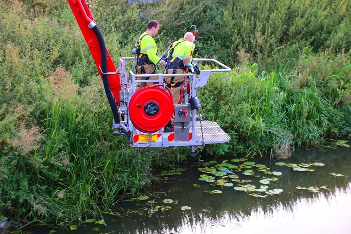 Brandweer assisteert politie en vist zak uit het water