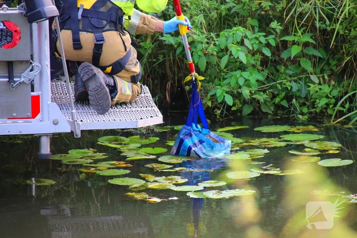 Brandweer assisteert politie en vist zak uit het water