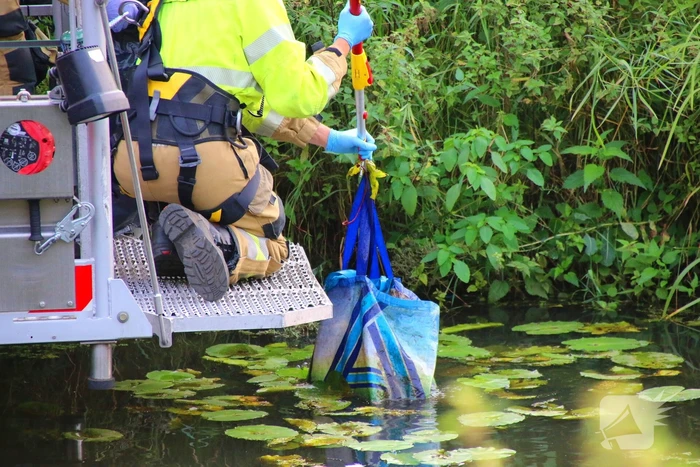 Brandweer assisteert politie en vist zak uit het water