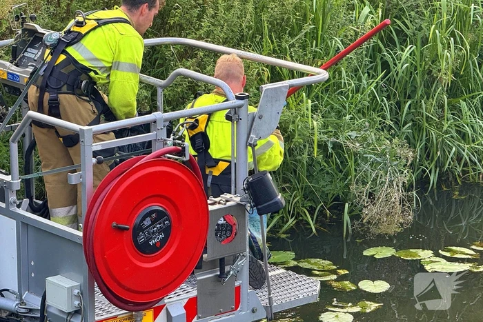 Brandweer assisteert politie en vist zak uit het water