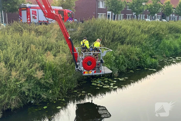 Brandweer assisteert politie en vist zak uit het water