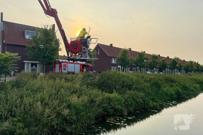 Brandweer assisteert politie en vist zak uit het water