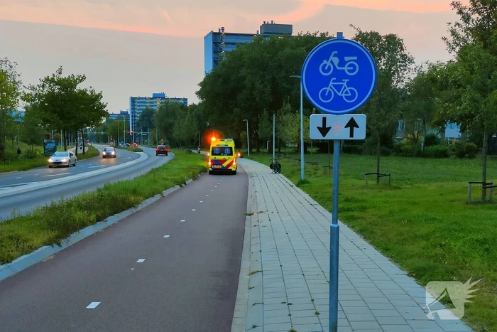 Fietser hard onderuit op fietspad