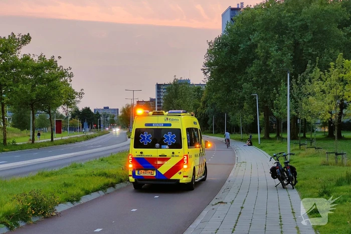 Fietser hard onderuit op fietspad