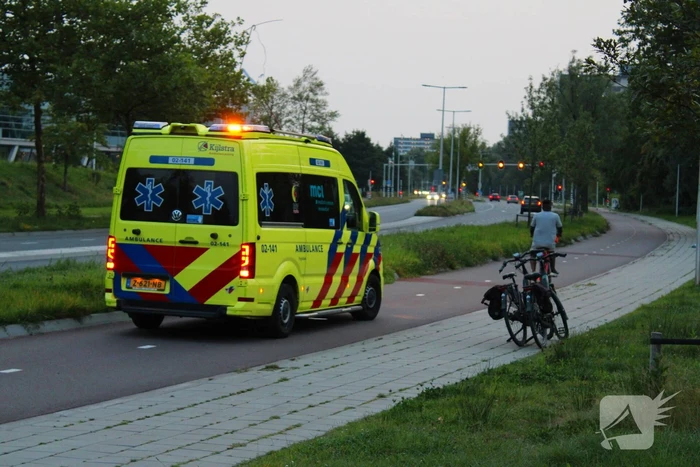 Fietser hard onderuit op fietspad