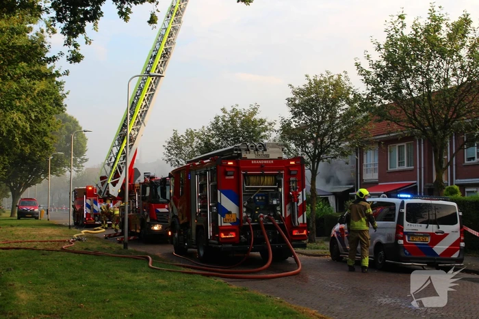 Vier gewonden bij uitslaande woningbrand, vrouw ernstig verbrand