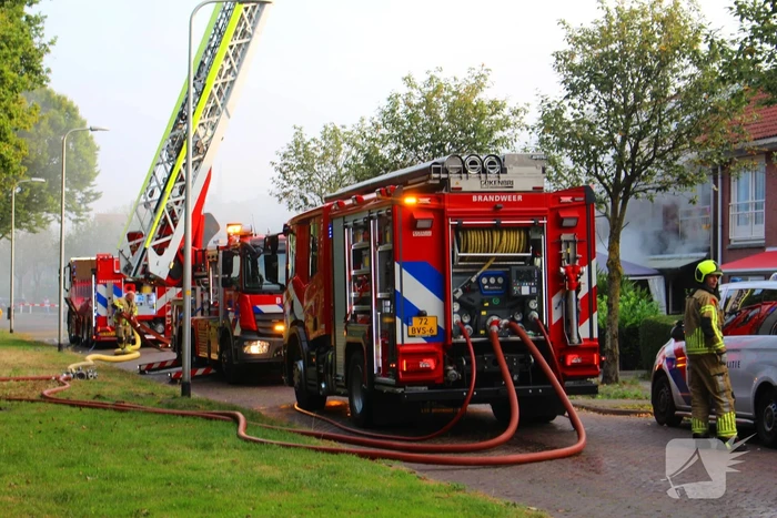 Vier gewonden bij uitslaande woningbrand, vrouw ernstig verbrand